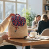 Sac à dos au crochet fait main modèle Juliette - Beige multicolore, porté au quotidien