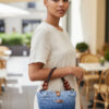 Sac à main au crochet fait main modèle Amélie - Azur Délicate, porté au quotidien