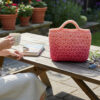 Sac à main au crochet fait main modèle Camélia Rose Aurore, porté au quotidien