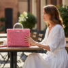 Sac à main au crochet fait main modèle Rosalie - Rose du matin, porté au quotidien
