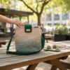 Sac bandoulière au crochet fait main modèle Céleste Vert Pivoine, porté au quotidien