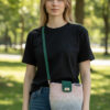 Sac bandoulière au crochet fait main modèle Céleste Vert Pivoine, porté au quotidien