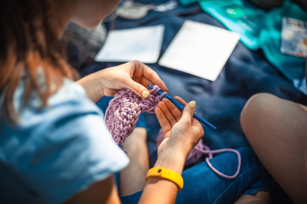 Style de vie, femme faisant du crochet à la main