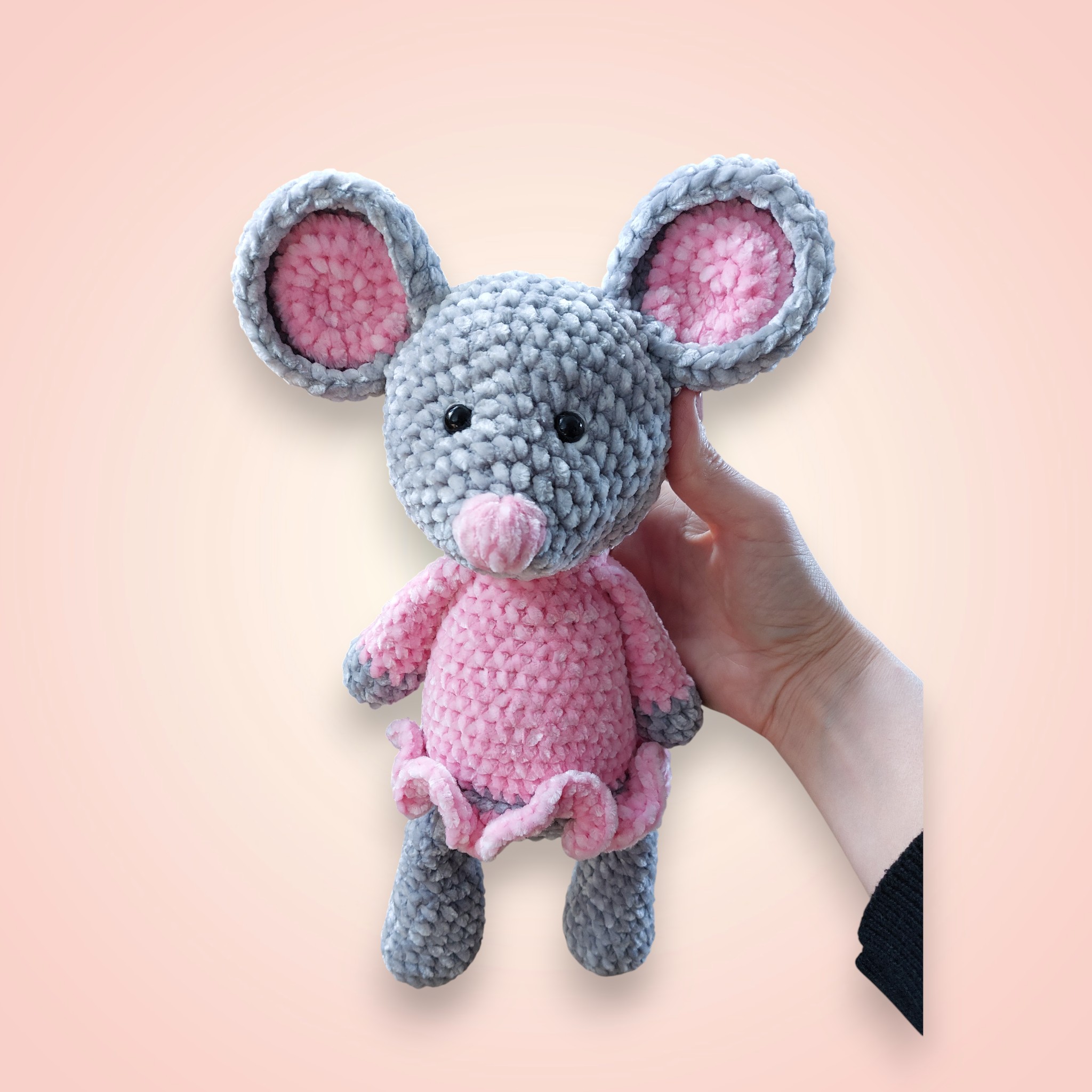 Peluche amigurumi au crochet fait main modèle Sara la souris, tons gris et rose