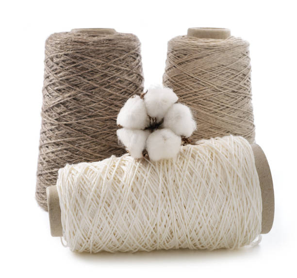 Bobines de fil à fleurs de coton isolées sur fond blanc. Fil à crocheter fait main.