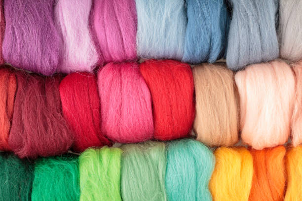Fibre de laine naturelle en pelotes de laine mérinos aux couleurs vives et éclatantes, idéale pour le crochet à la main. Crochet'aime