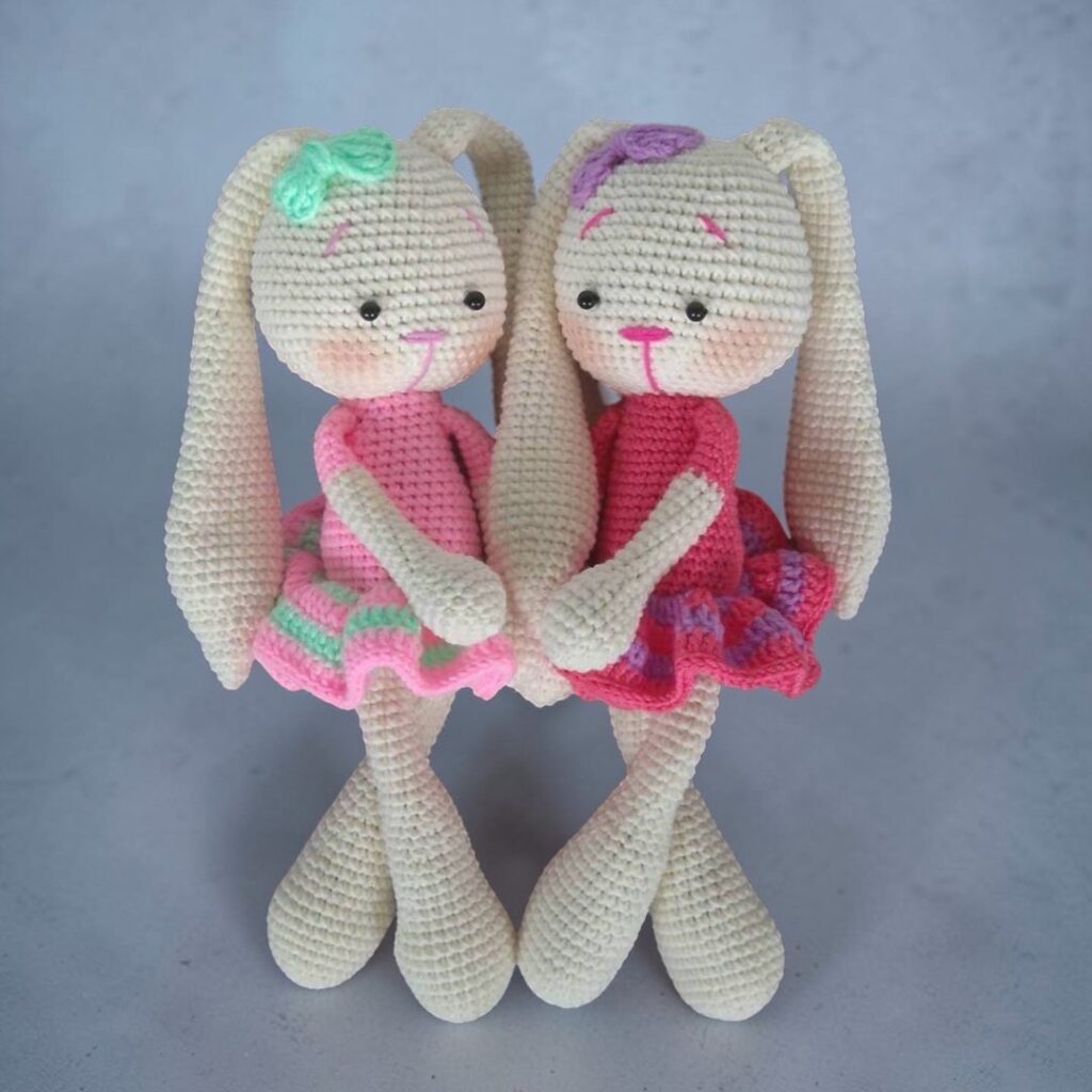 Crochet fait main amigurumi lapin, modéle gratuite.