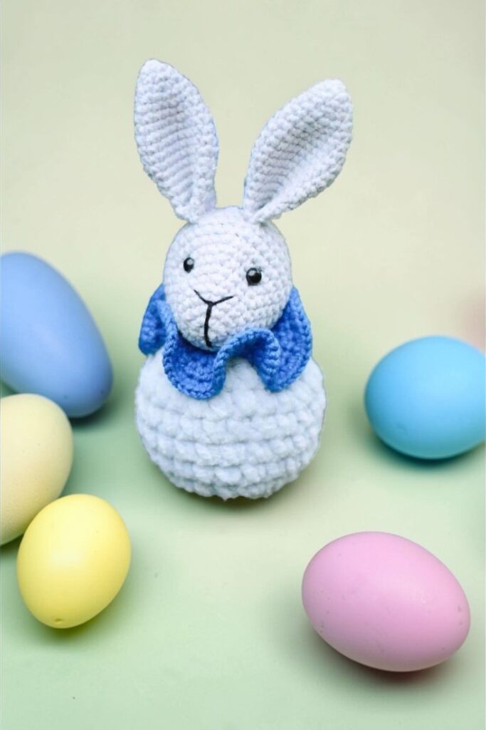 Lapin du Paques ornament, crochet amigurumi, fait main. Article Crochet'aime