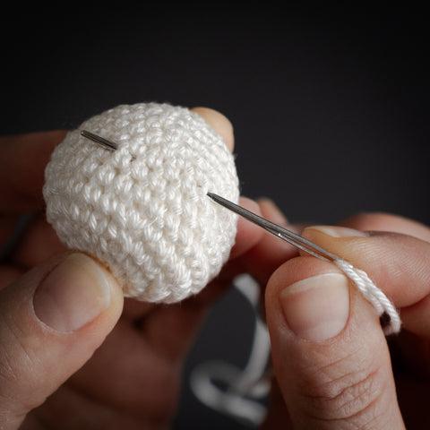 Aiguille á laine pour coudre amigurumi crochet, fait main. Article blog sur Crochet'aime.