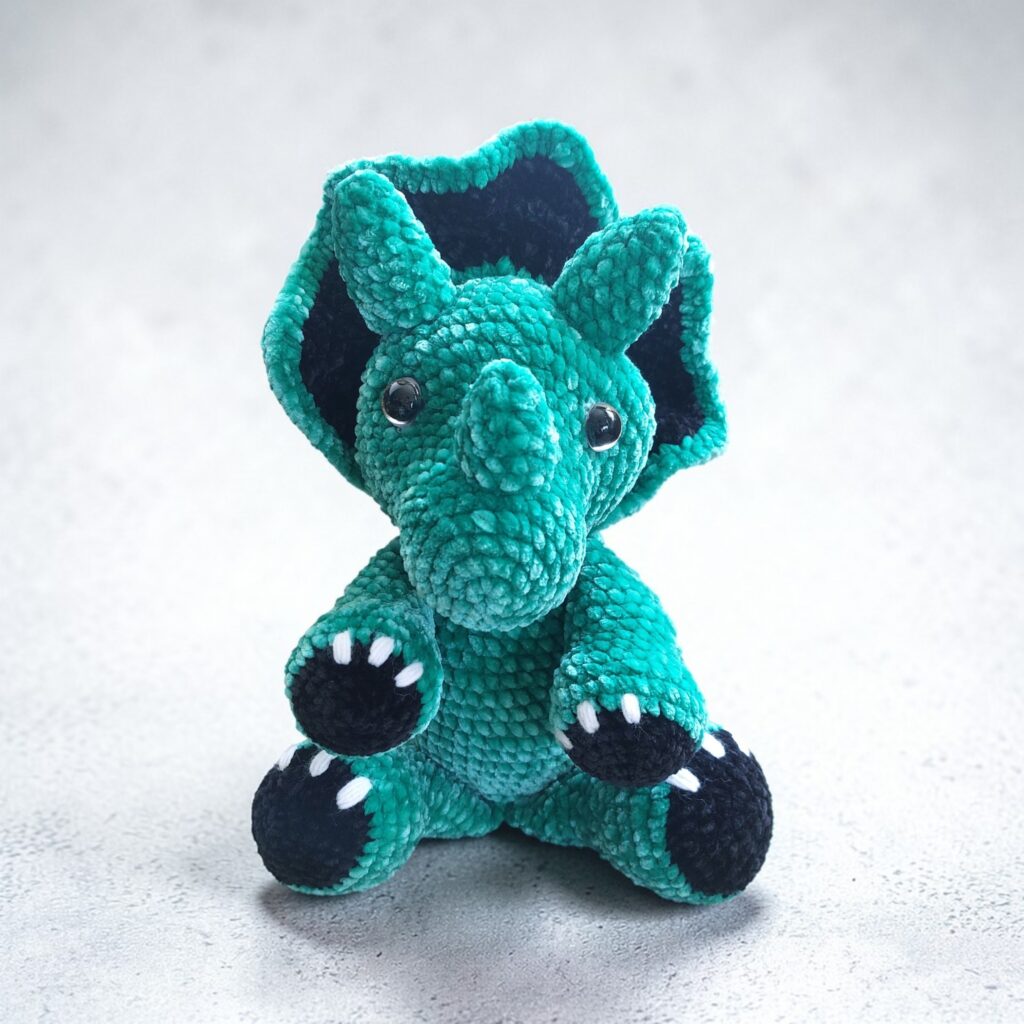 Amigurumi triceratops fait main au crochet.